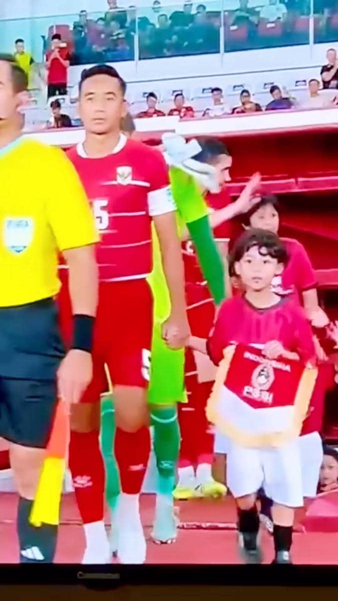 Sambil menggandeng tangan Rizky Ridho, Miguel pun melangkah menuju lapangan SUGBK (instagram.com/desta80s)