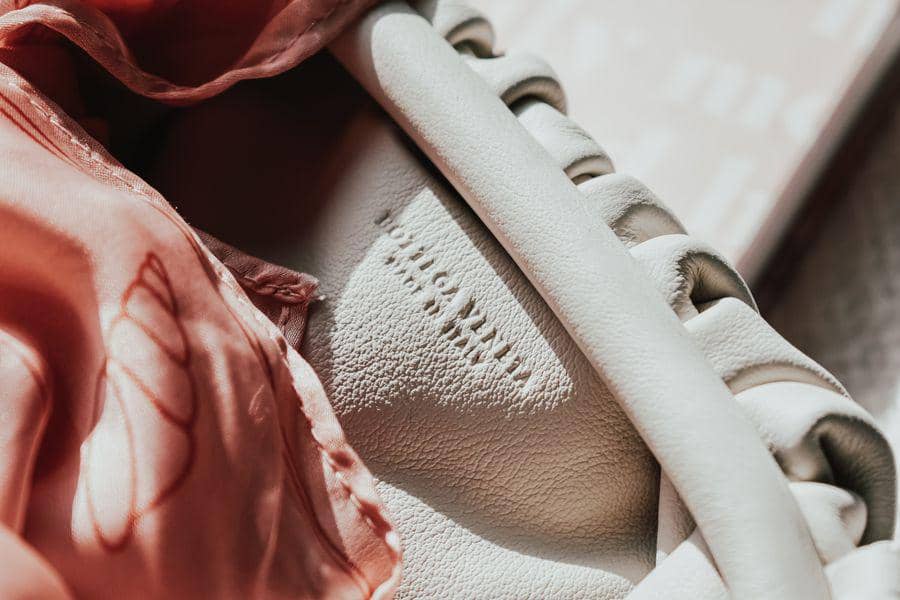 Dua Lipa Rayakan Pernikahan Pakai Gaun Bottega Veneta, Ini Profilnya!