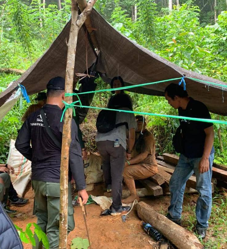 Petugas gabungan TNBNW dan Polres Kotamobagu membongkar aktivitas tambang emas ilegal di area hutan taman nasional di bawah tenda darurat.