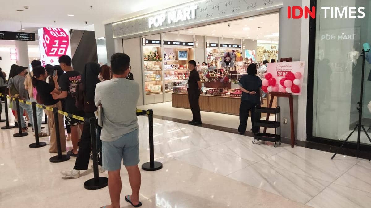 Pengunjung mengantre di depan toko Pop Mart di Sun Plaza Medan pada hari Jumat, dengan suasana ramai di dalam pusat perbelanjaan.