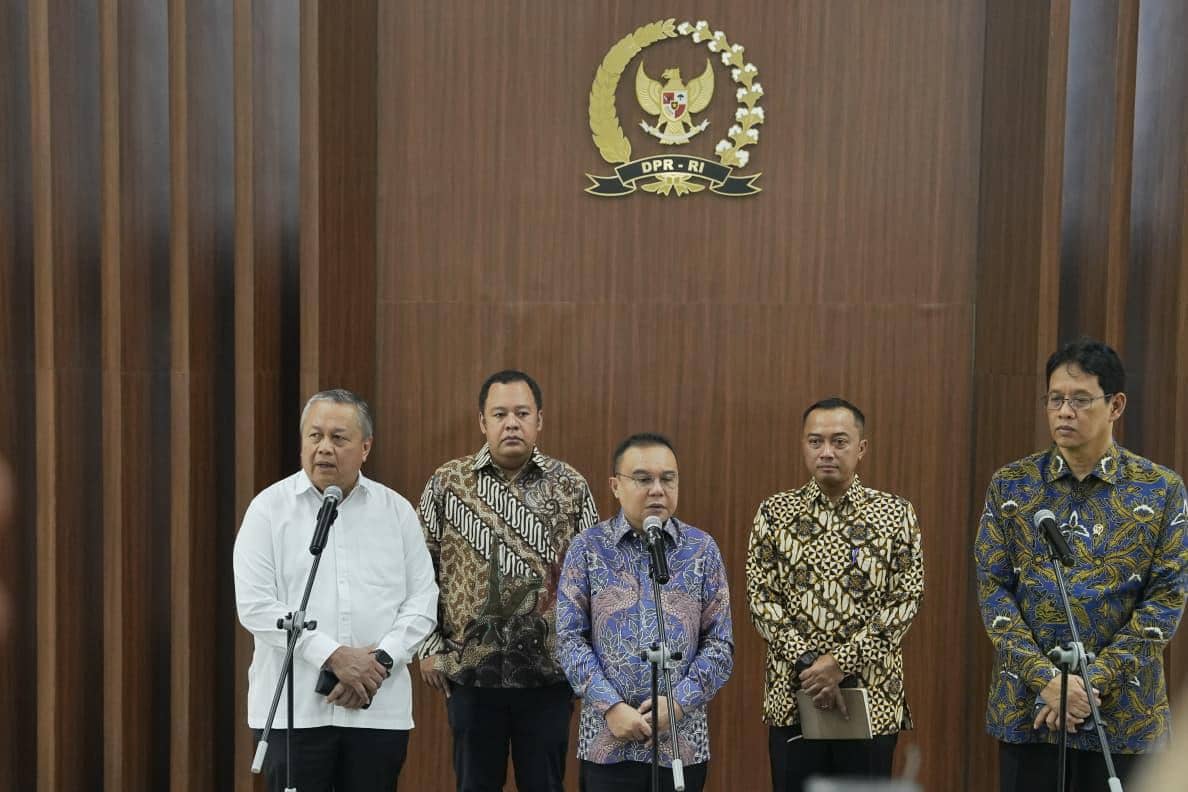 Gubernur BI Perry Warjiyo, Ketua Komisi XI DPR Mohammad Hekal, Wakil Ketua DPR Sufmi Dasco Ahmad, Mensesneg Prasetyo Hadi, Menkeu Purbaya Yudhi Sadewa di DPR (Dok. Humas DPR RI)