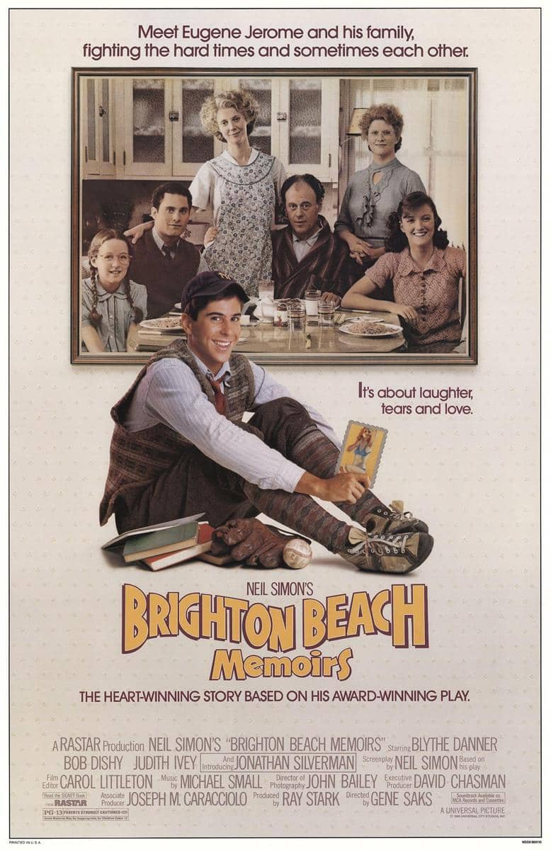 Poster film Brighton Beach Memoirs menampilkan seorang remaja duduk dengan buku dan sarung tangan baseball di depan foto keluarga di dapur.