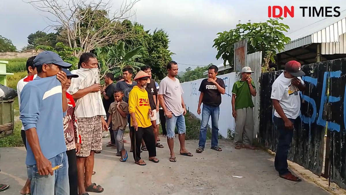 Tak Tahan Bau dan Asap, Ratusan Warga Magetan Segel TPS Parang