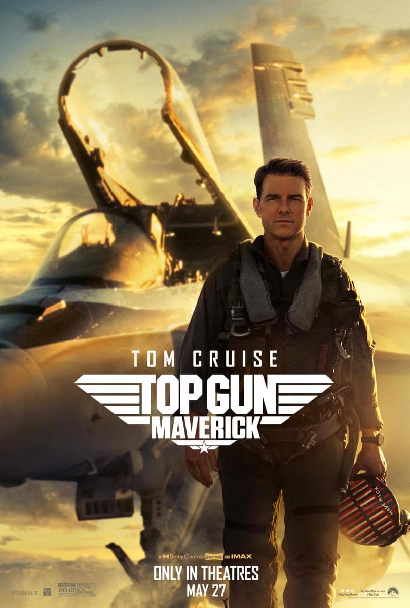 Poster film Top Gun: Maverick menampilkan seorang pilot berdiri di depan jet tempur dengan latar langit senja yang hangat.