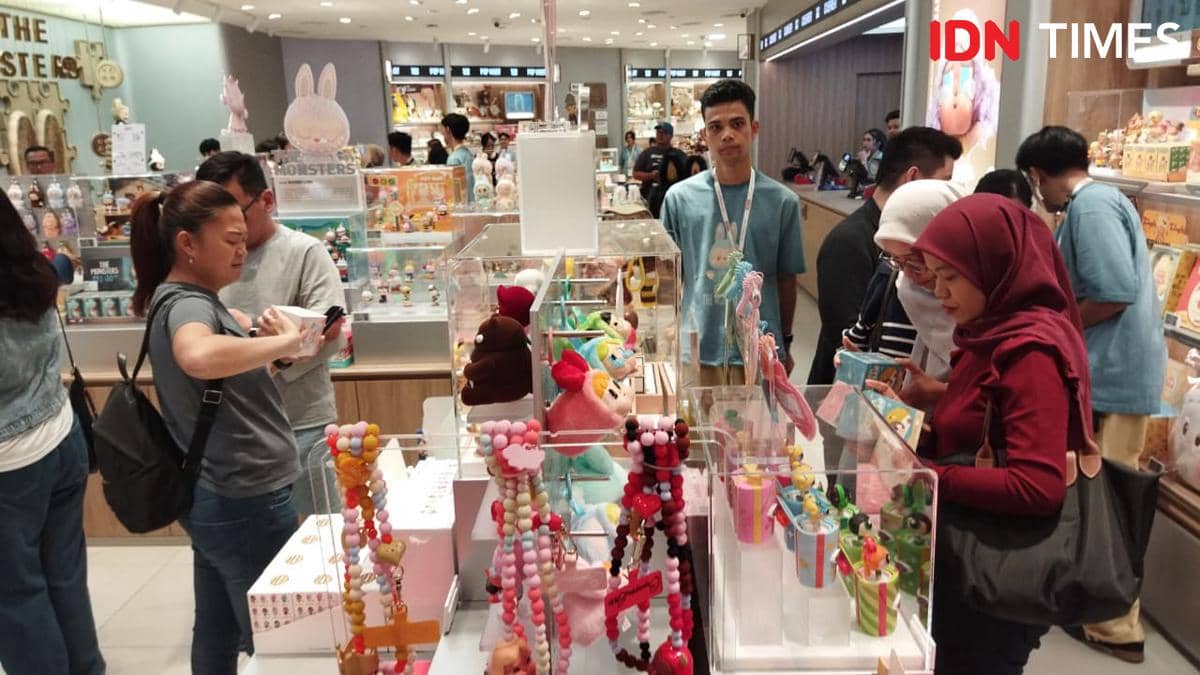 Pengunjung berbelanja dan melihat berbagai koleksi mainan karakter di toko Pop Mart Sun Plaza Medan pada hari Jumat, 5 Juni 2026.