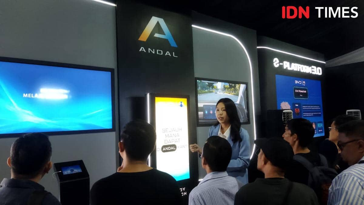 Seorang pemandu menjelaskan teknologi elektrifikasi kepada sekelompok pengunjung di acara BYD Tech Culture Fest 2026 di Medan.