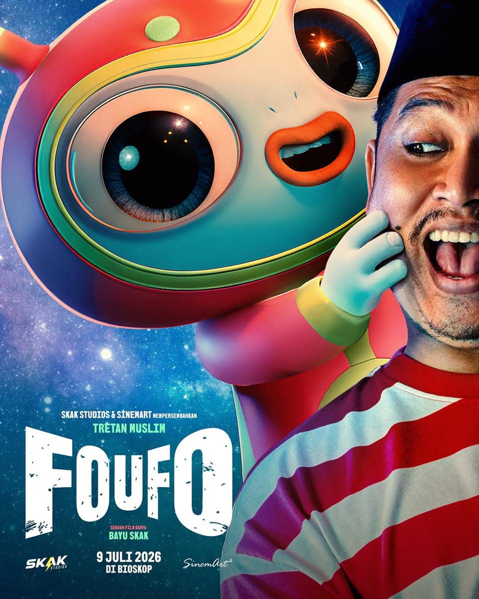 Poster film FOuFO menampilkan karakter animasi berwarna cerah dengan mata besar bersama seorang pria tersenyum mengenakan kaus bergaris merah putih.