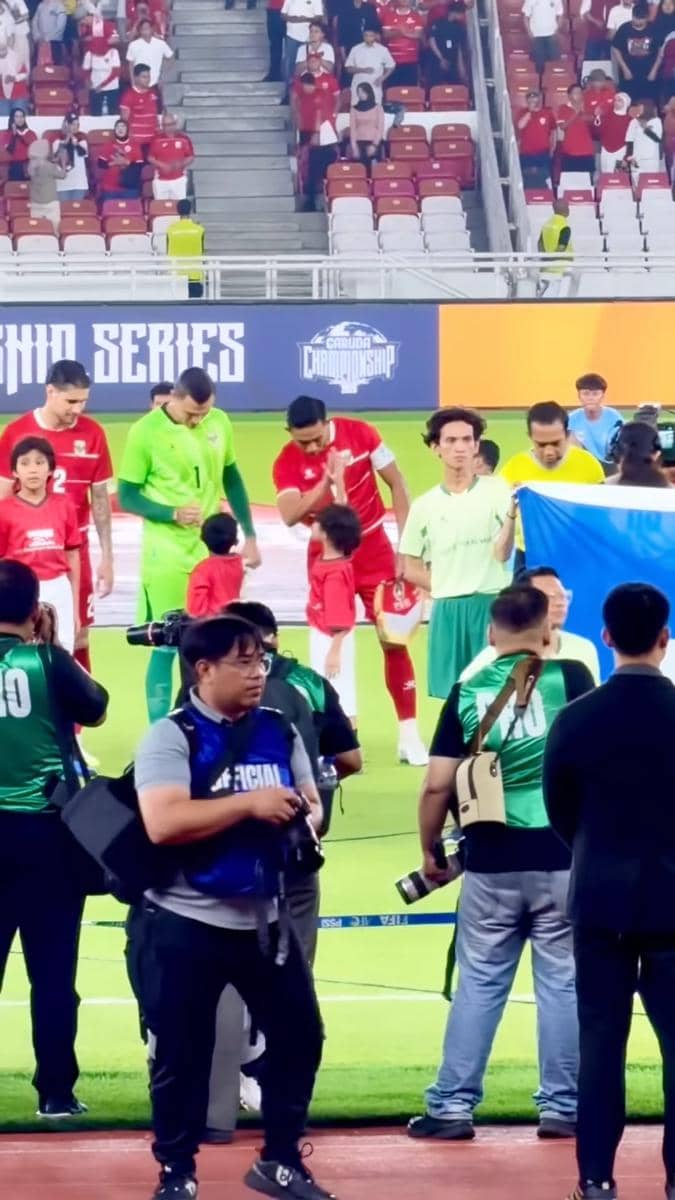 Miguel bahkan sempat berinteraksi sebentar dengan melakukan tos bersama Ridho sebelum keluar dari lapangan (instagram.com/desta80s)