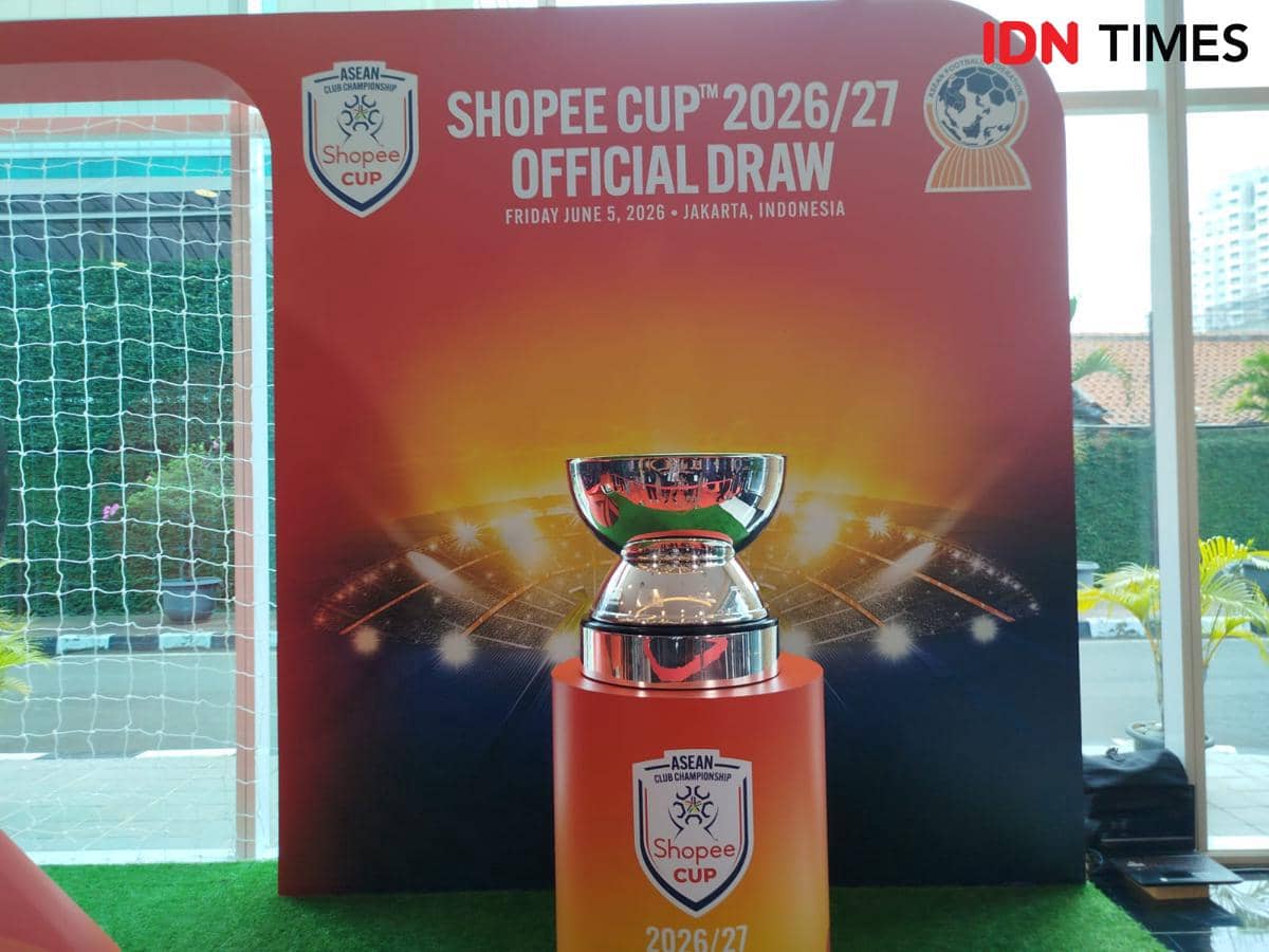 Trophy ASEAN Club Championship Shopee Cup 2026/27 dipajang di depan latar bertema stadion dengan tulisan resmi acara di Jakarta, Indonesia.