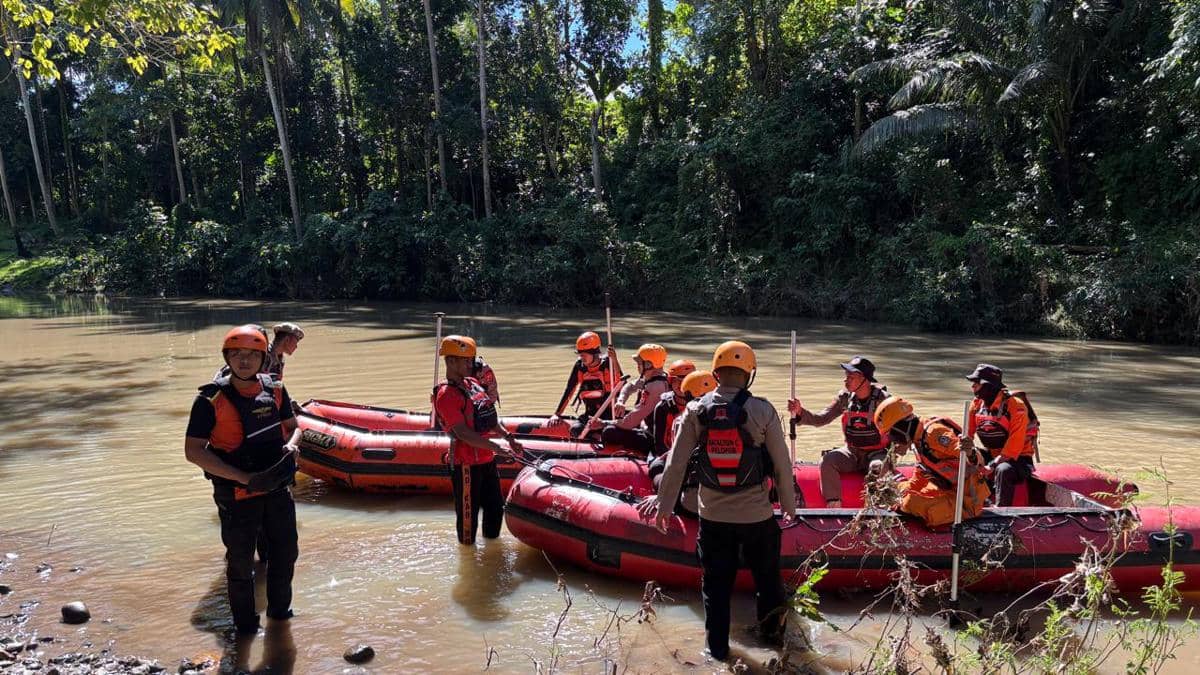 Tim SAR berupaya mencari seorang warga bernama Saide (72) yang dilaporkan terseret arus sungai di Desa Bulu Tanah, Kecamatan Kajuara, Kabupa