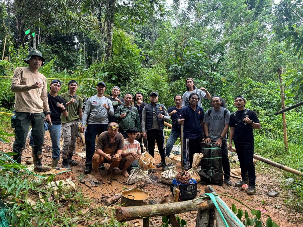 Tim gabungan TNBNW dan Polres Kotamobagu berpose di area hutan setelah menangkap dua pekerja PETI di wilayah taman nasional.
