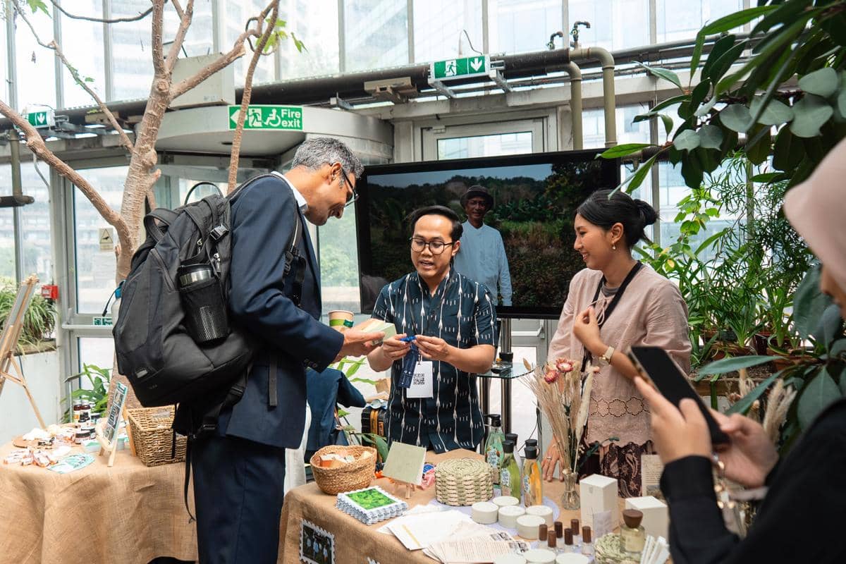 Visitors of P4F Conference at ParagonCorp Showcase Booth (2).JPG