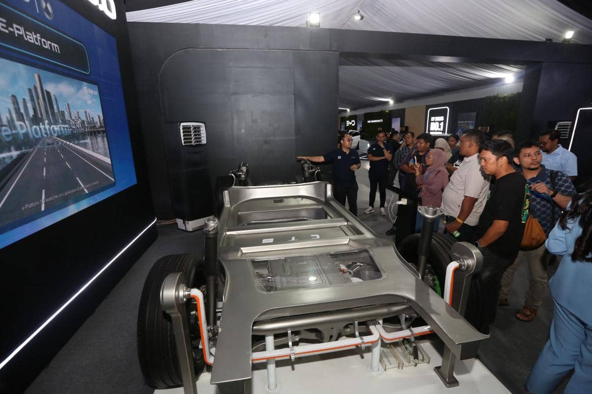 Pengunjung melihat rangka mobil listrik dan penjelasan teknologi elektrifikasi di acara BYD Tech Culture Fest 2026 di Medan.
