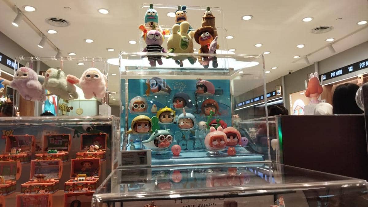 Deretan mainan koleksi Pop Mart dengan berbagai karakter lucu dan warna cerah dipajang di etalase toko di Sun Plaza Medan.