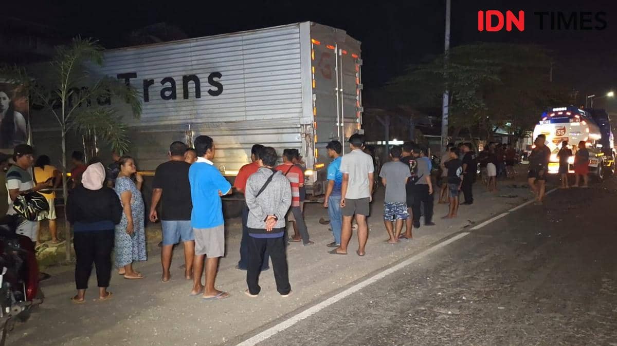 Truk Paket Seruduk Rumah Setelah Tabrak Truk Tangki di Ngawi