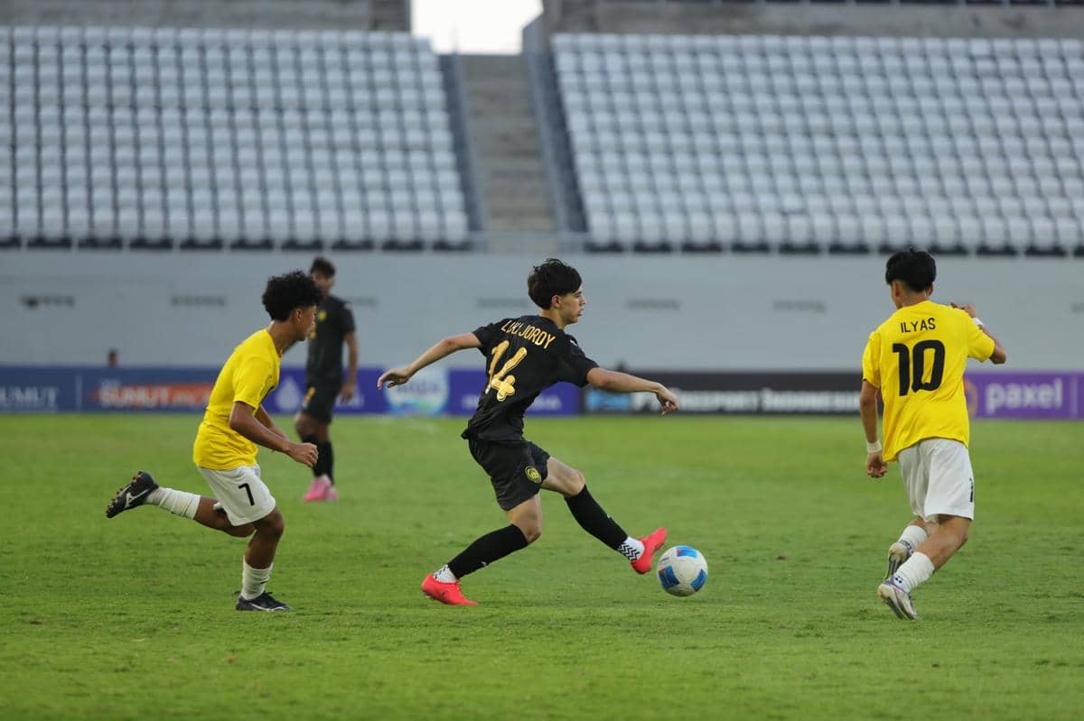 Pemain Malaysia U-19 Luka Jordy Hodak mengontrol bola saat melawan Brunei Darussalam di Stadion Teladan Medan pada ajang AFF U-19.