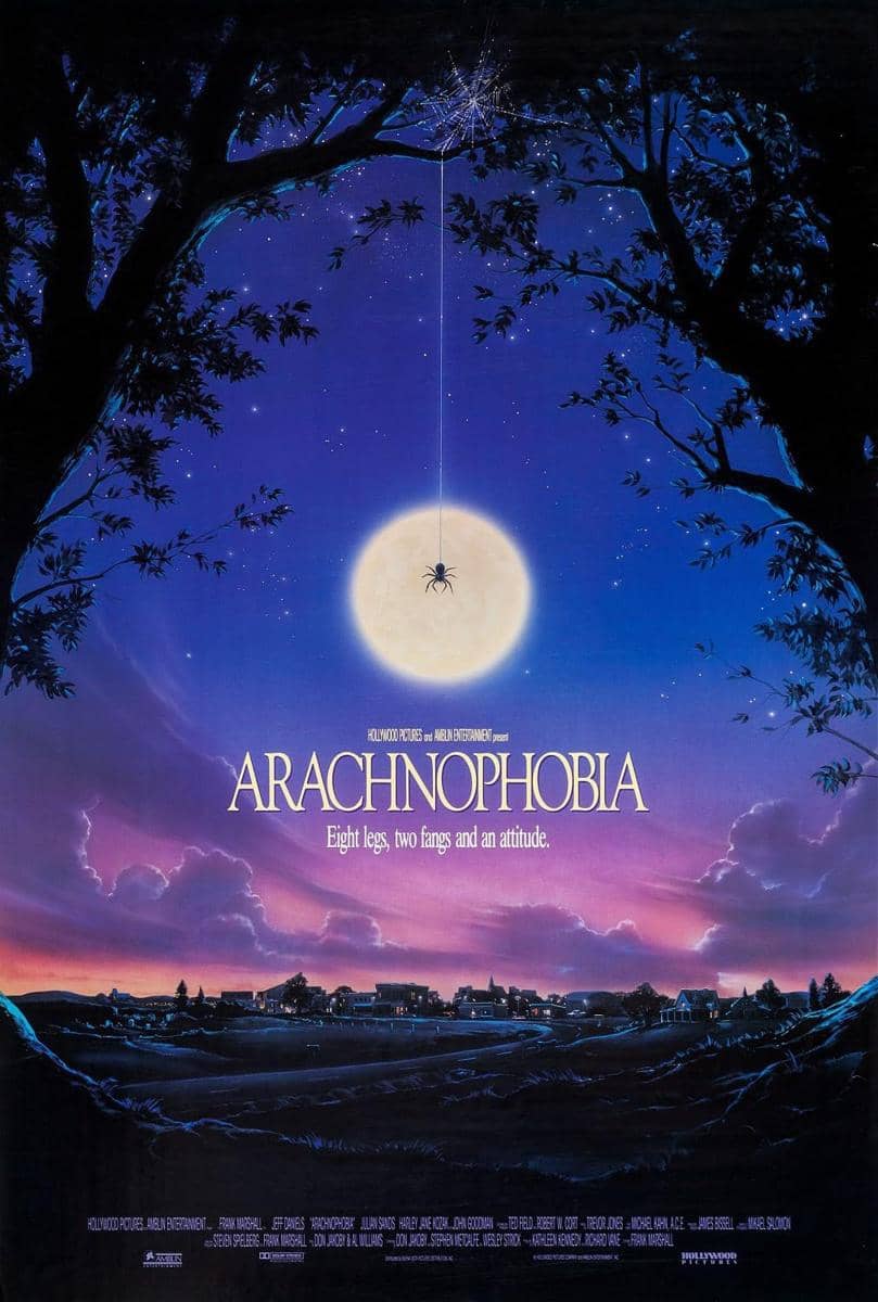 Poster film Arachnophobia menampilkan seekor laba-laba menggantung di bawah bulan purnama dengan latar langit senja dan siluet pepohonan.