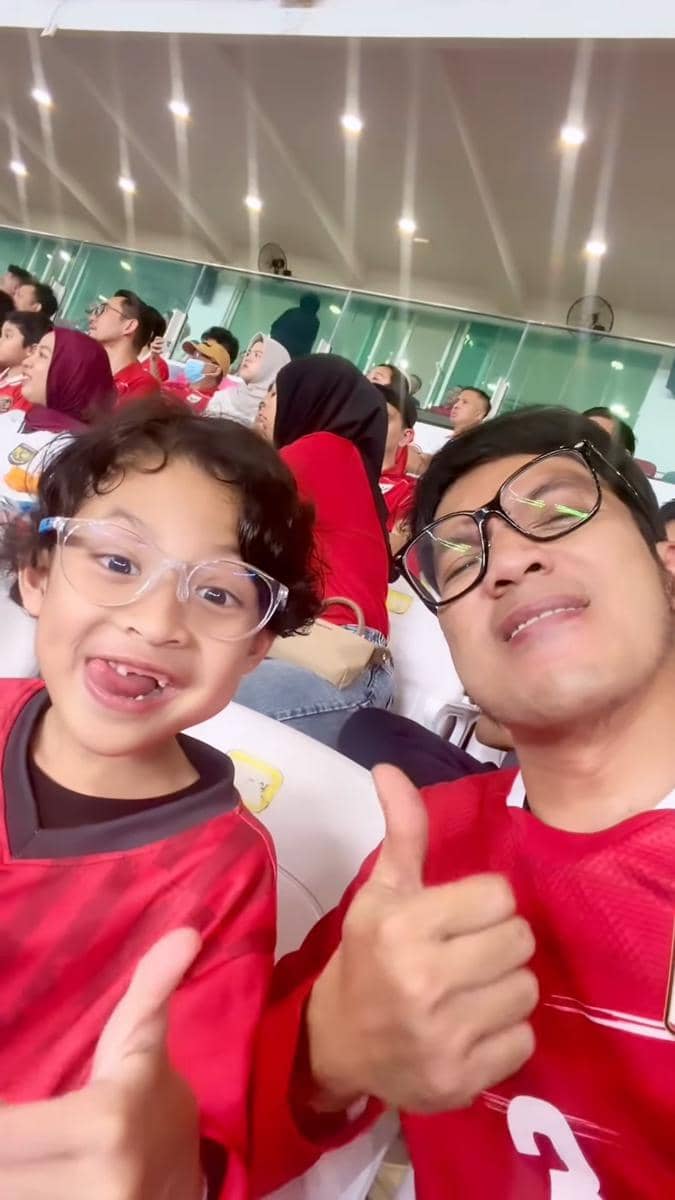Miguel juga menikmati pertandingan Indonesia vs Oman dengan duduk di bangku tribun penonton bersama Desta (instagram.com/desta80s)