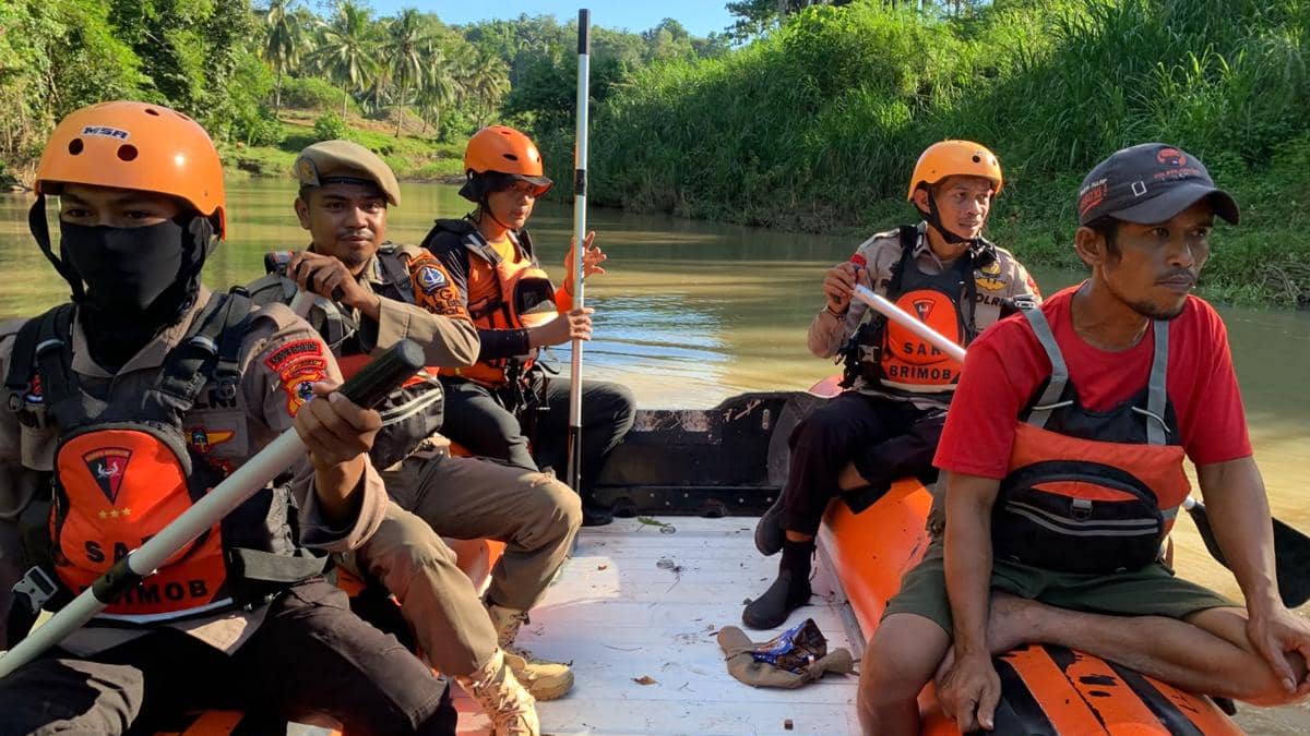 Tim SAR berupaya mencari seorang warga bernama Saide (72) yang dilaporkan terseret arus sungai di Desa Bulu Tanah, Kecamatan Kajuara, Kabupa