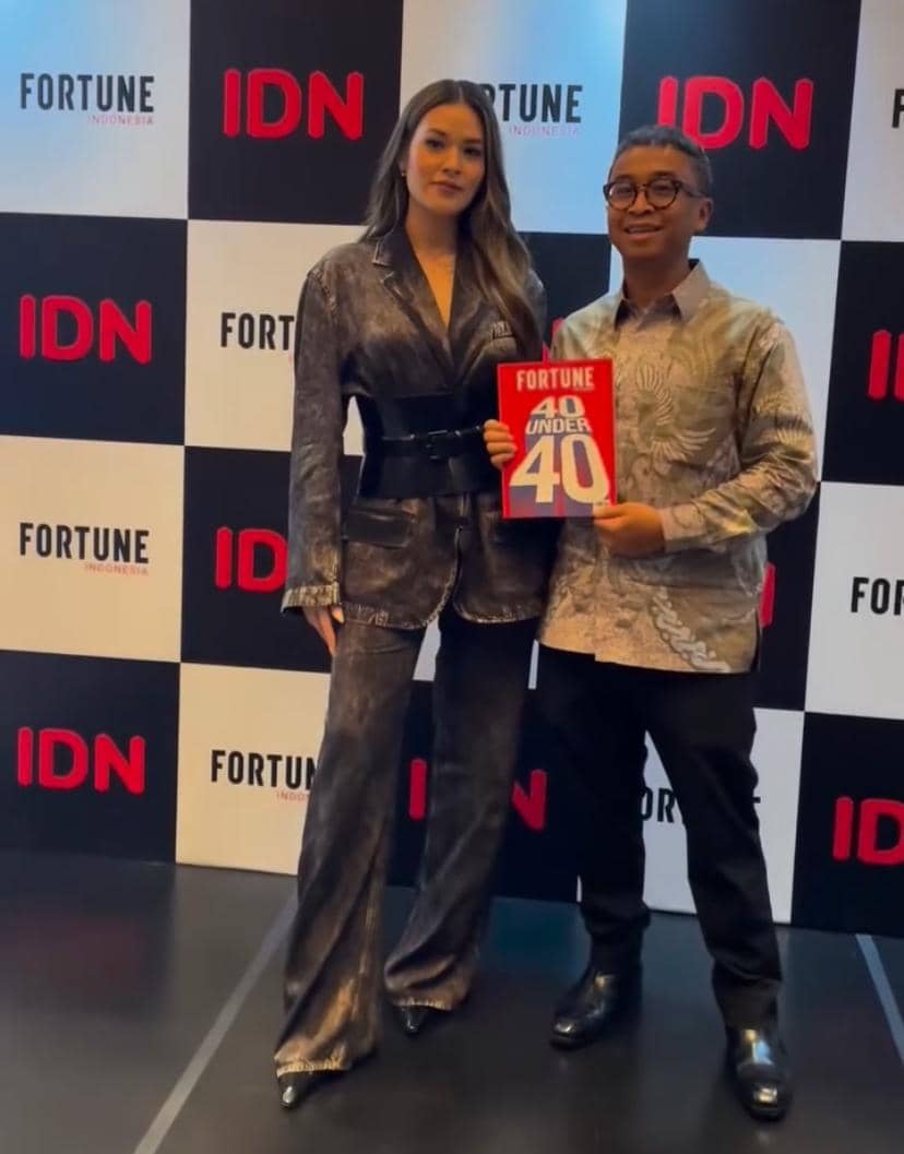 Dua orang berpose di depan latar bertuliskan IDN dan Fortune Indonesia, salah satunya memegang plakat bertuliskan Fortune 40 Under 40.