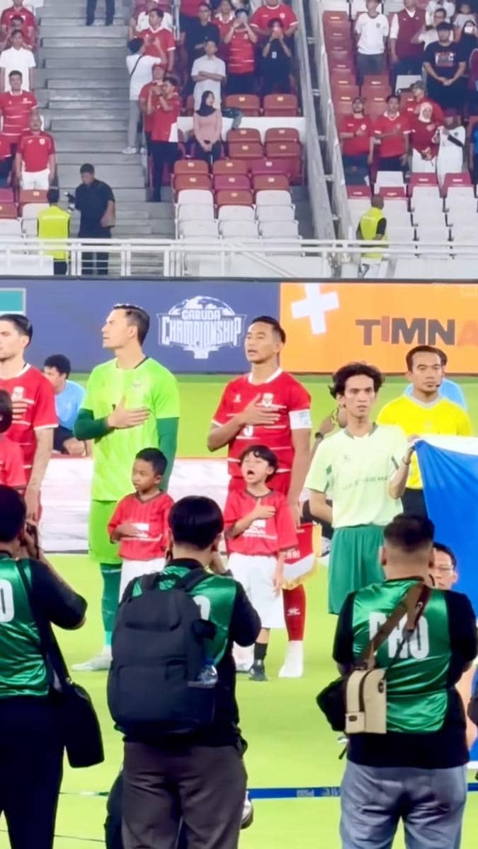 Miguel juga ikut menyanyikan lagu kebangsaan Indonesia Raya dengan sikap tangan di dada layaknya pemain Timnas (instagram.com/desta80s)