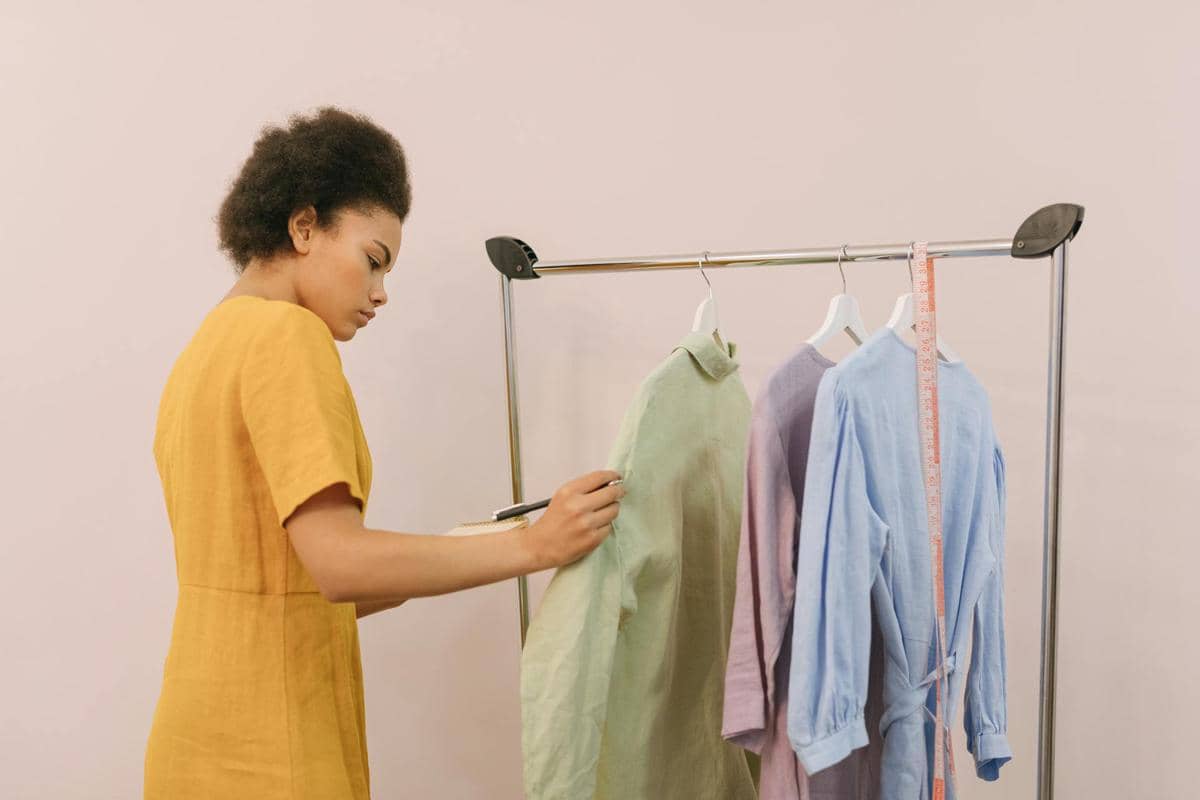 perbedaan direktur kreatif dan fashion designer