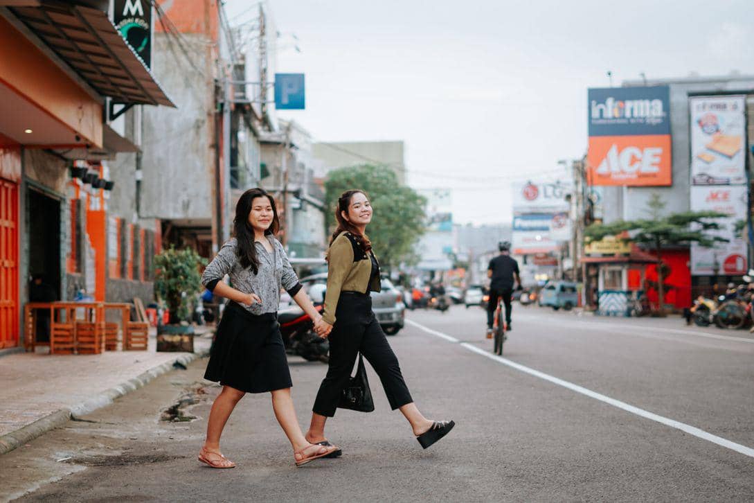 berjalan bersama teman