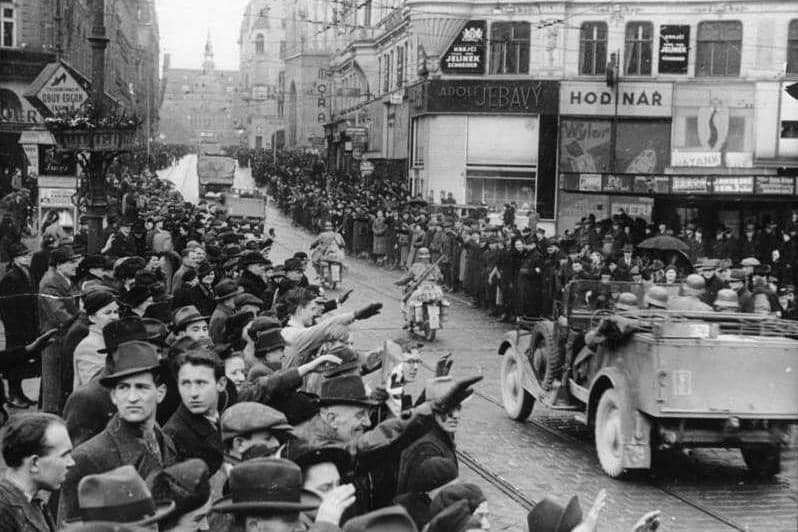 Pasukan Nazi Jerman memasuki Brno pada awal pendudukan militer Cekoslowakia pada Maret 1939.