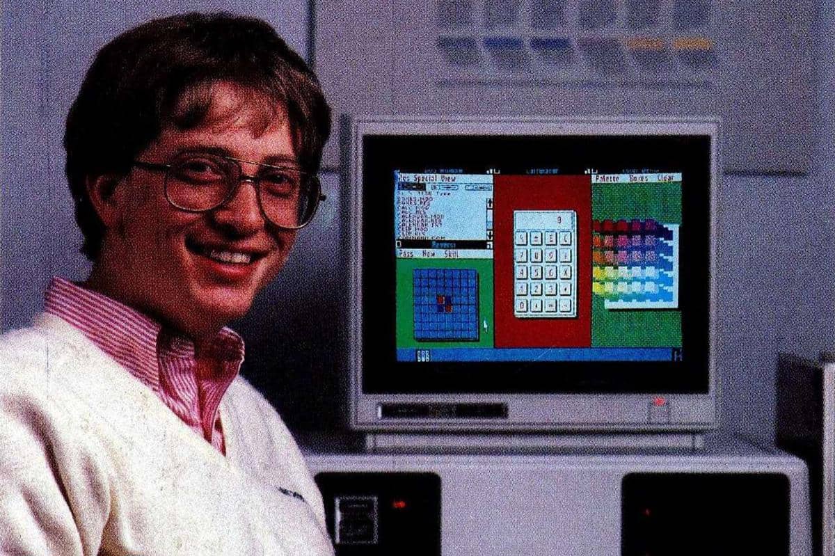Bill Gates di depan komputer Tandy 2000 yang menjalankan versi pengembangan Windows 1.0.