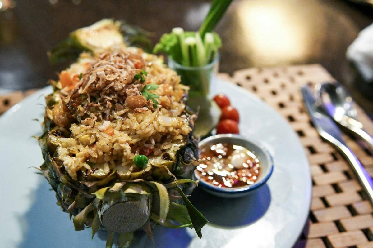ilustrasi nasi goreng nanas