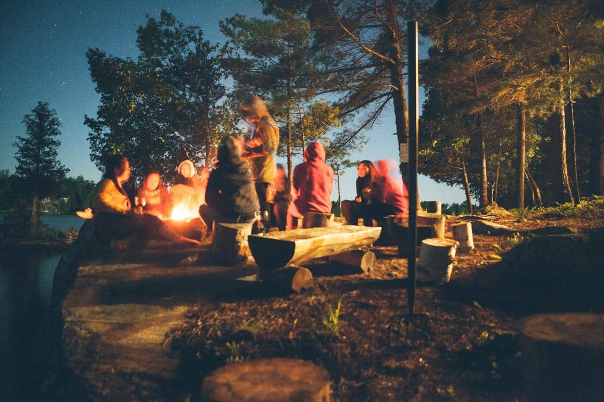 ilustrasi camping bersama