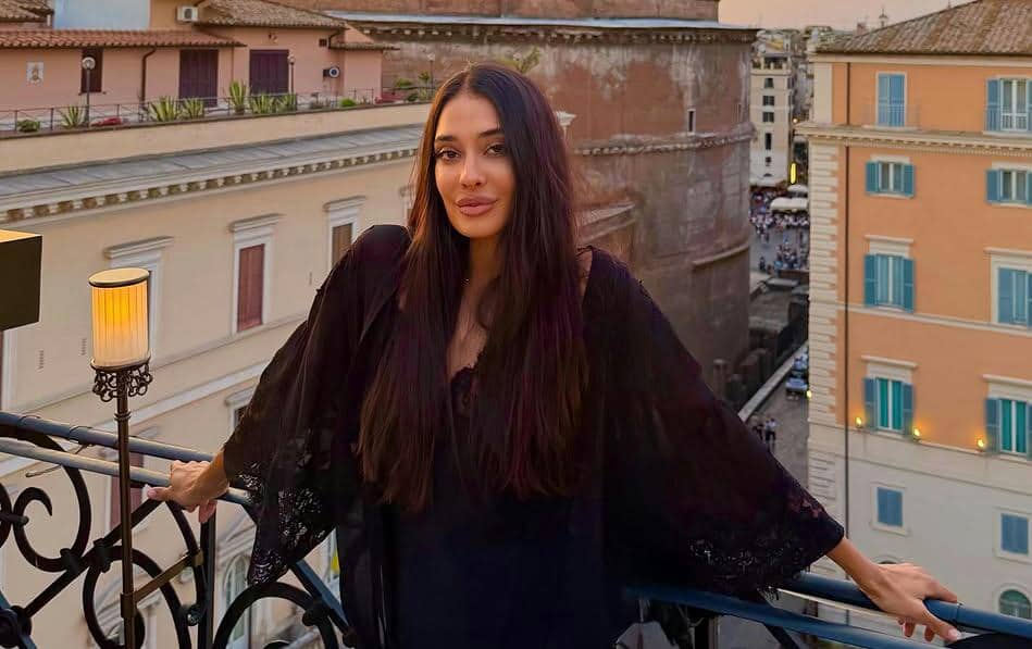 9 Potret Lisa Haydon Liburan di Roma, Habis Lima Piring Pasta!