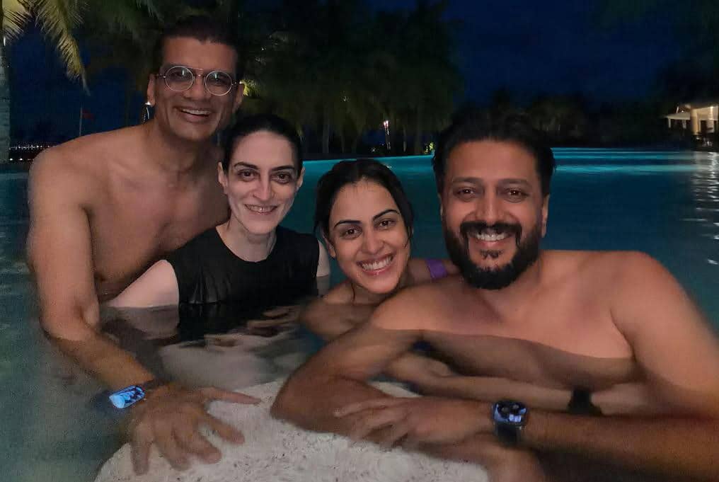 9 Potret Genelia D'Souza Liburan di Maldives, Seru Bareng Keluarga!