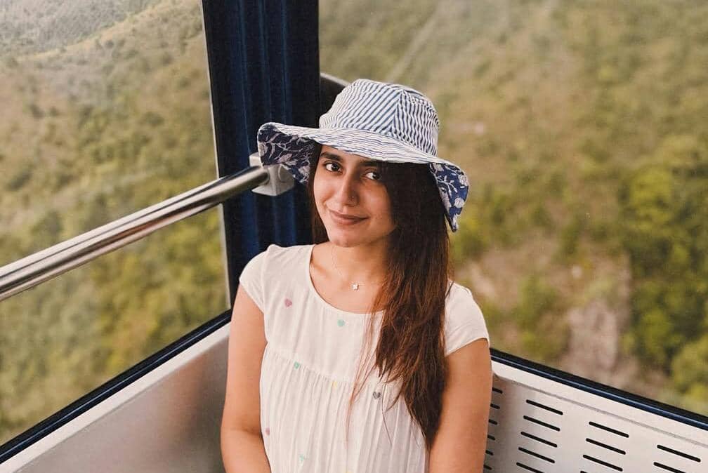 9 Foto Priya Prakash Varrier Liburan di Hong Kong, Naik Ngong Ping 360
