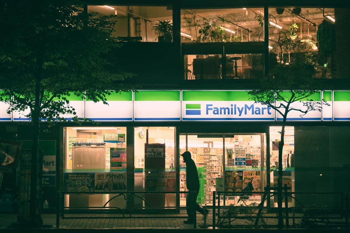 Potret minimarket FamilyMart. (unsplash.com/ayumi kubo)