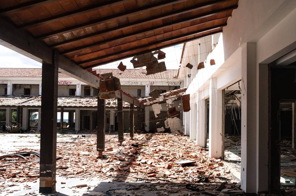 Bangunan yang hancur lebur. 