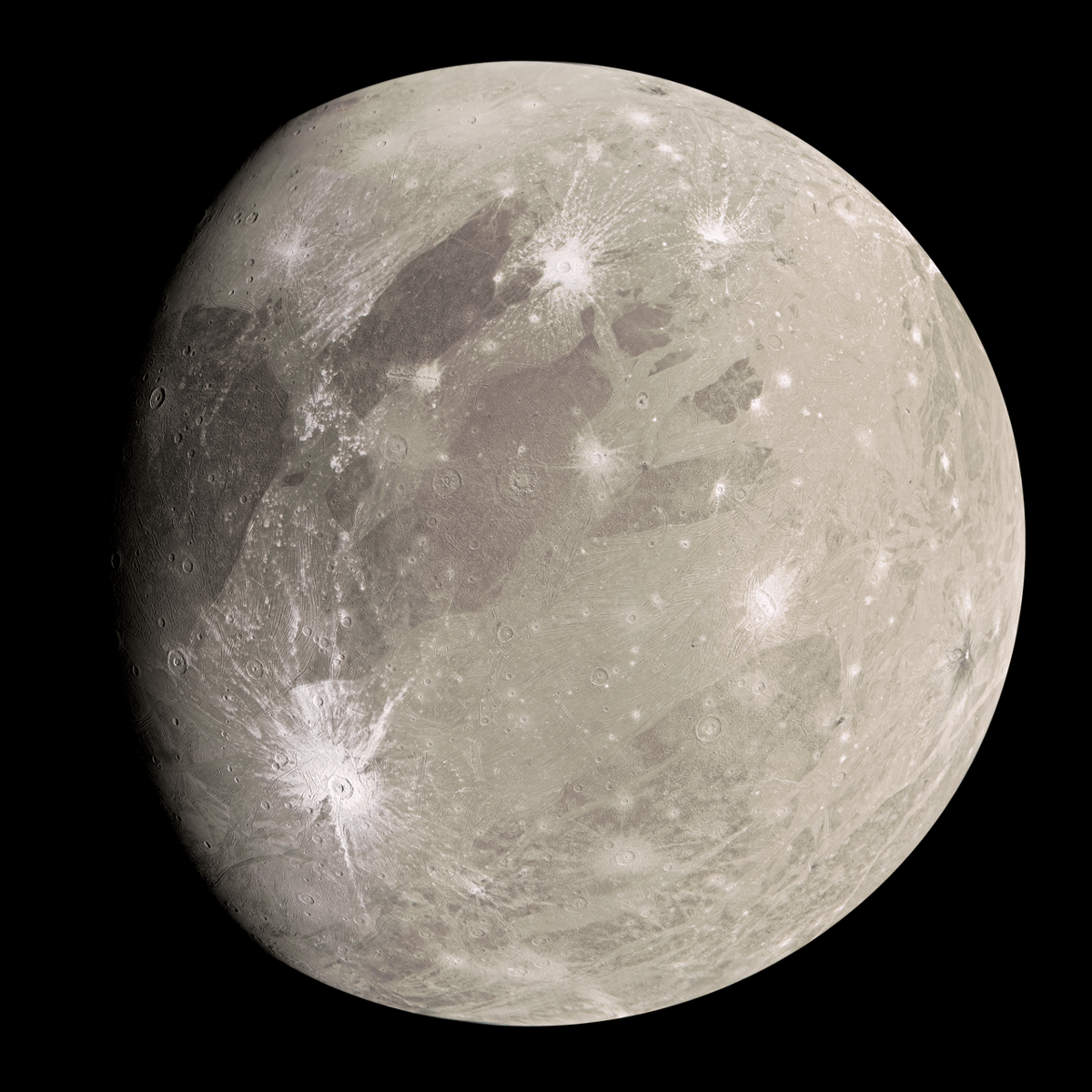 potret Ganymede, bulan terbesar di sistem tata surya kita yang diambil oleh wahana antariksa Juno 