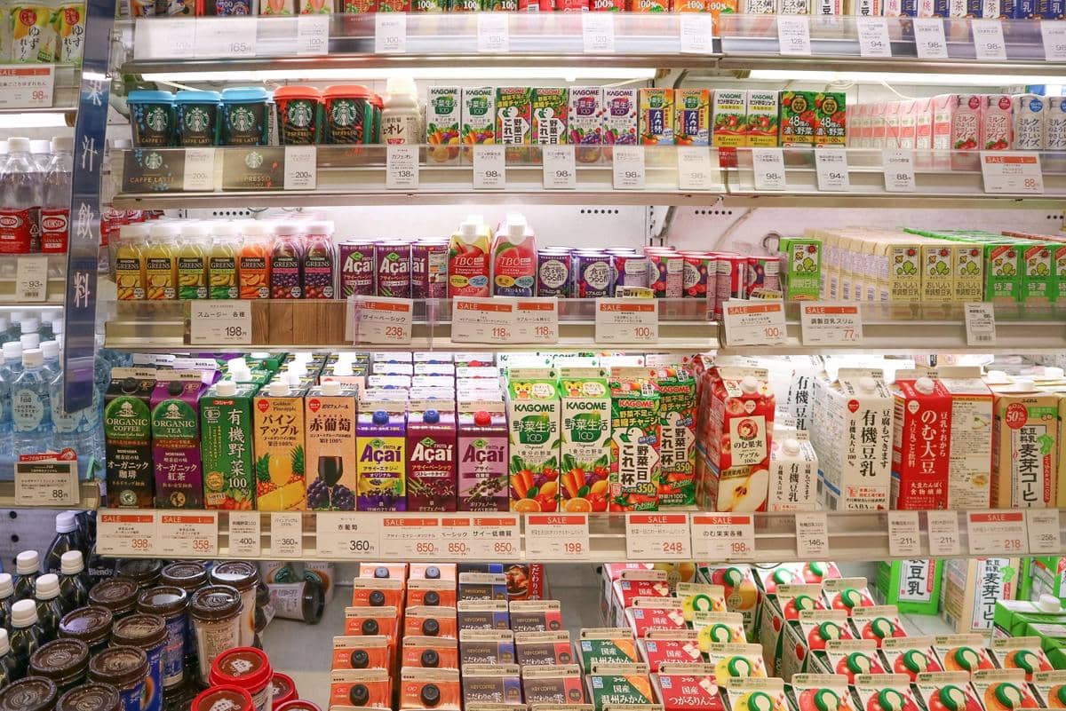 Ilustrasi rak-rak minimarket. (unsplash.com/Joan Tran)