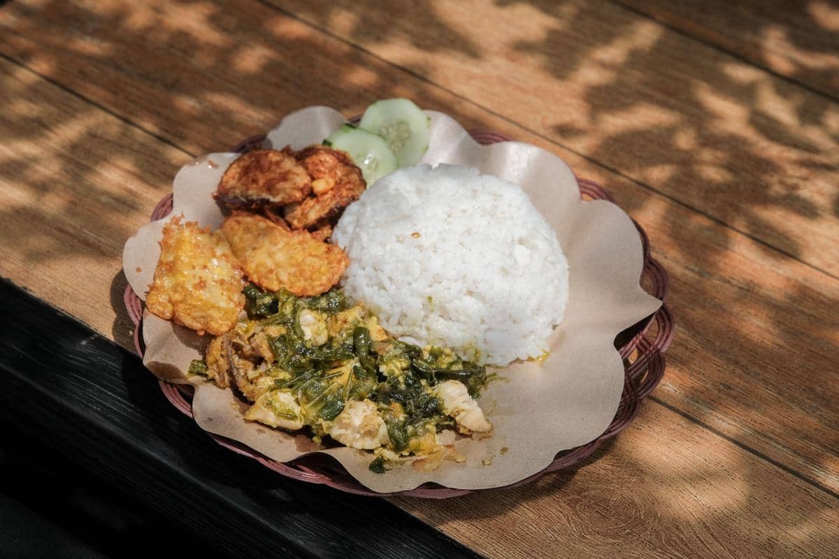 ilustrasi ayam tangkap khas Aceh beserta nasi dan lauk pendamping lainnya