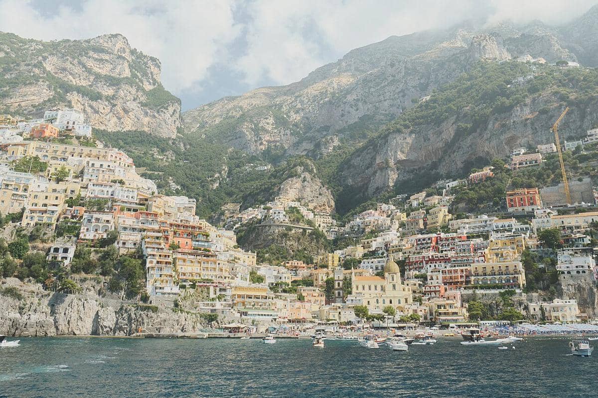 Kota Positano di tepi tebing di Pantai Amalfi, Italia.