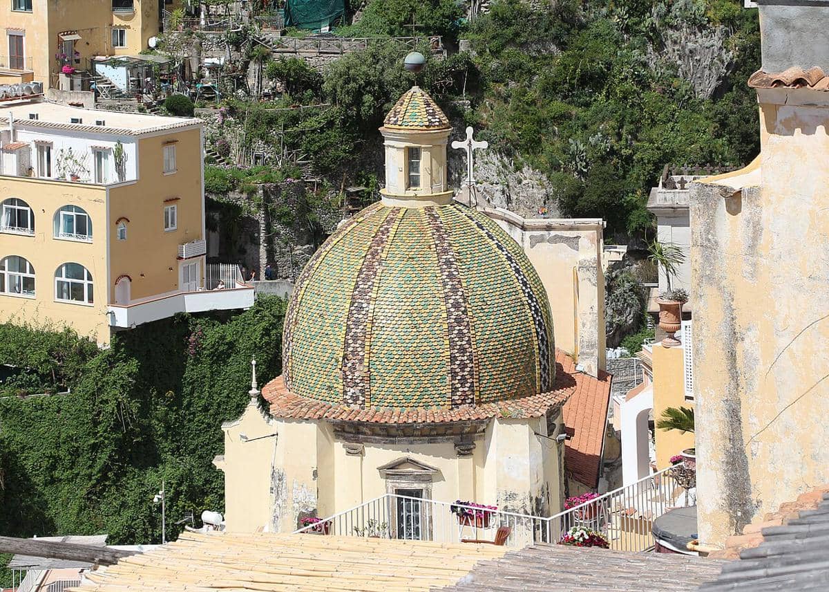 Kubah berubin dari Gereja Santa Maria Assunta di Positano, Italia.