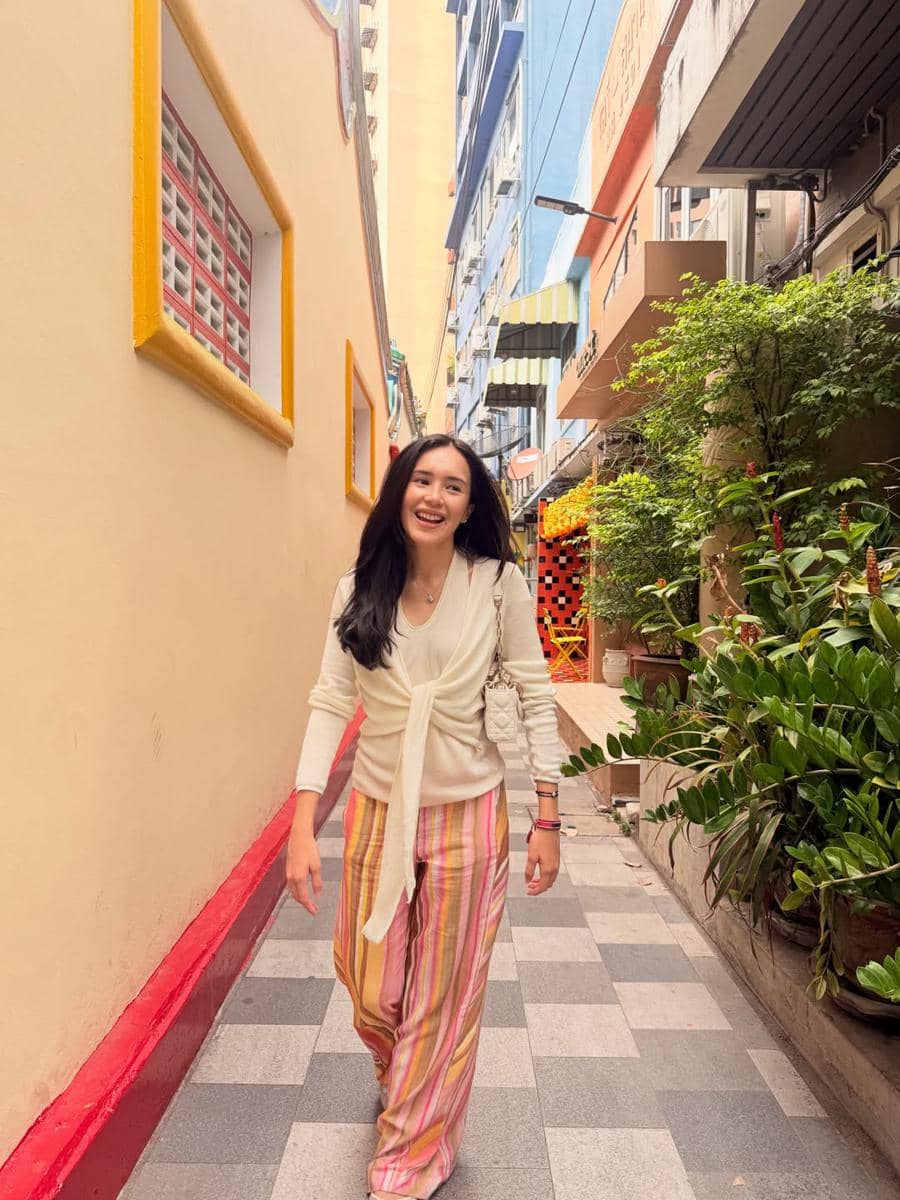 Beby Tsabina berlibur di Thailand
