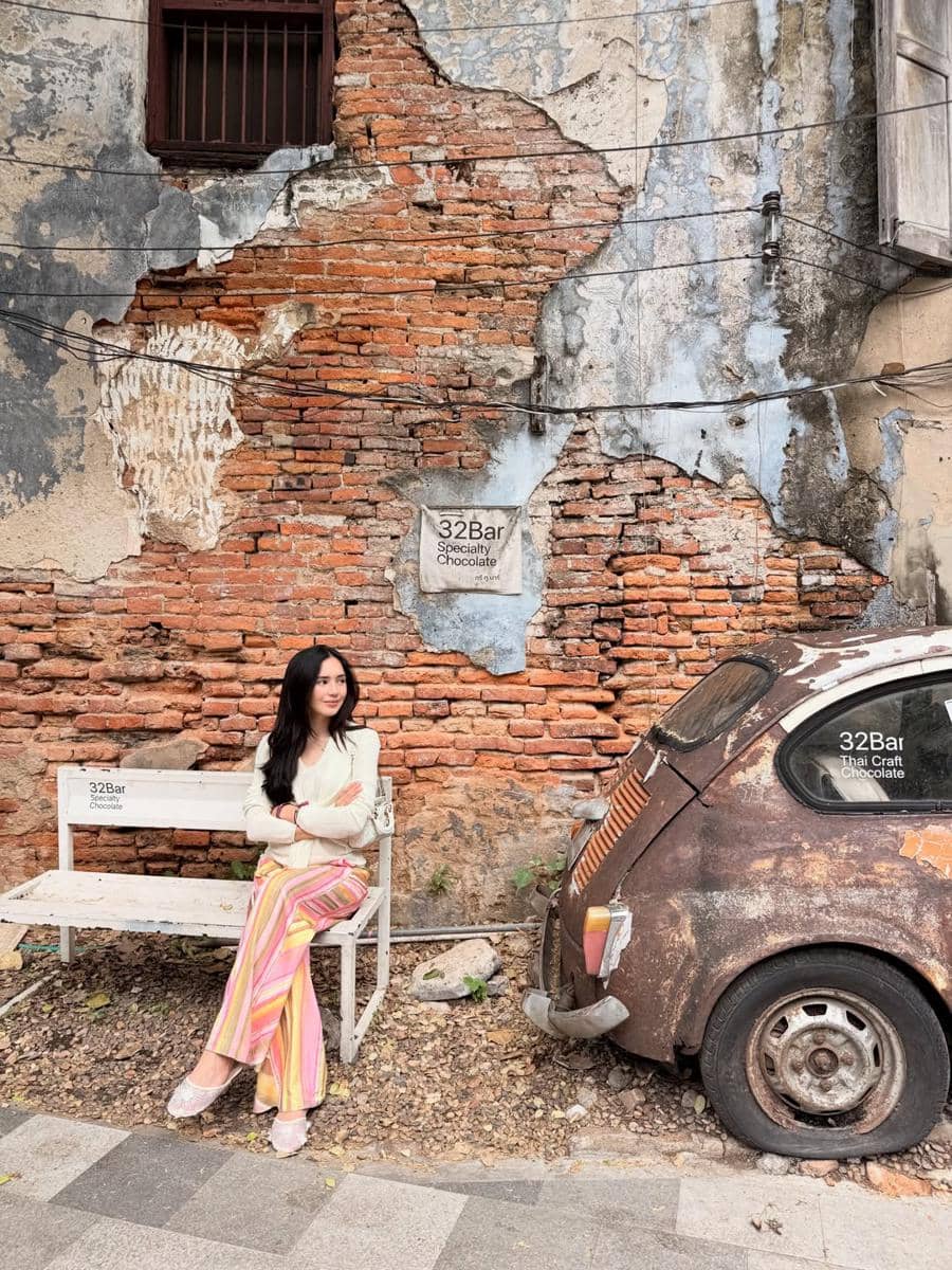 Beby Tsabina berlibur di Thailand