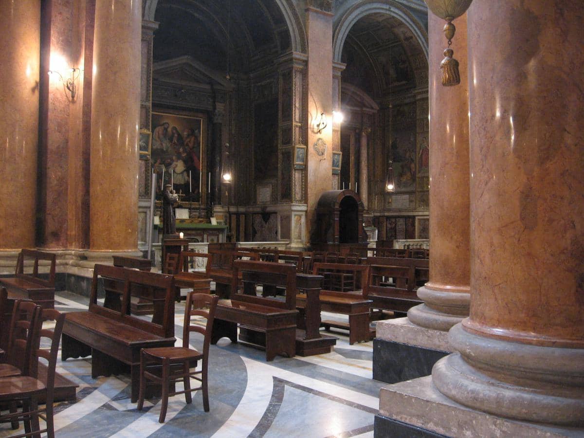 potret bagian nave (lorong) Gereja Tritunggal Mahakudus bagi Para Peziarah, Roma