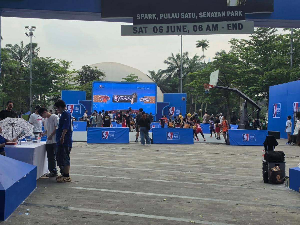 Suasana nonton bareng Final NBA 2025/26 di Senayan Park Jakarta dengan layar besar dan area bermain basket di luar ruangan.