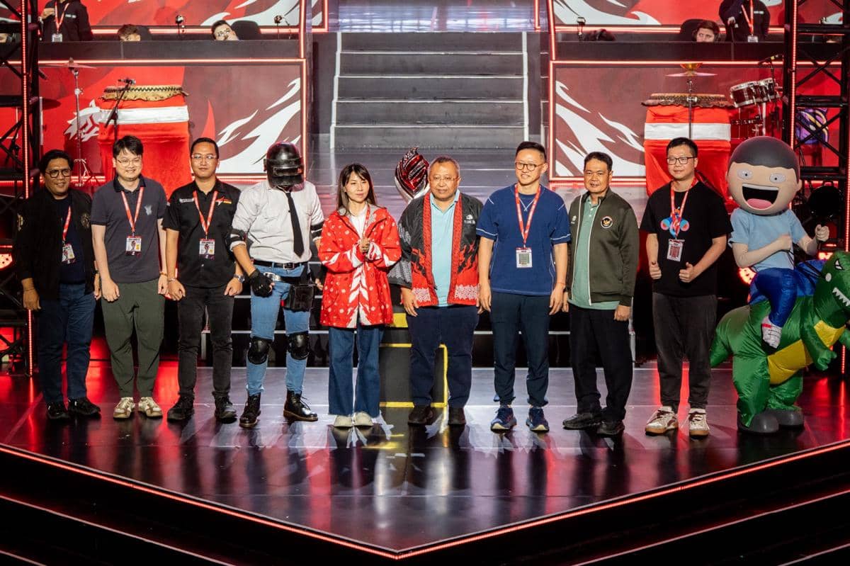 Sejumlah perwakilan dan tamu berdiri di panggung acara esports dengan latar merah saat pengumuman Indonesia menjadi tuan rumah PMGO 2026.