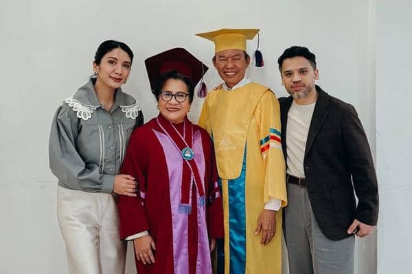 Orangtua Acha Sinaga Wisuda di usia 73 dan 65 Tahun, Wisudawan Tertua