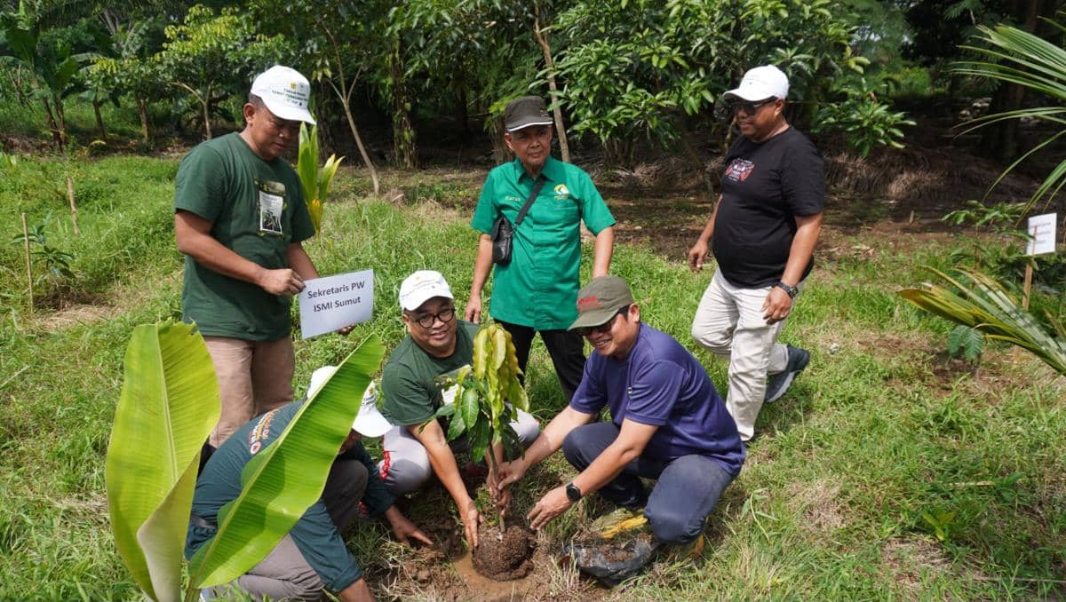 Beberapa orang menanam pohon khas Melayu di bantaran Sungai Deli dalam kegiatan peringatan Hari Lingkungan Hidup.