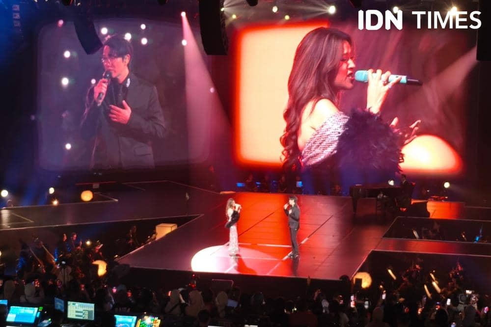 Duet Raisa dan Sung Si Kyung dalam Raisa Live in Concert: Love & Let Go day 2 (IDN Times/Juan Dwi)