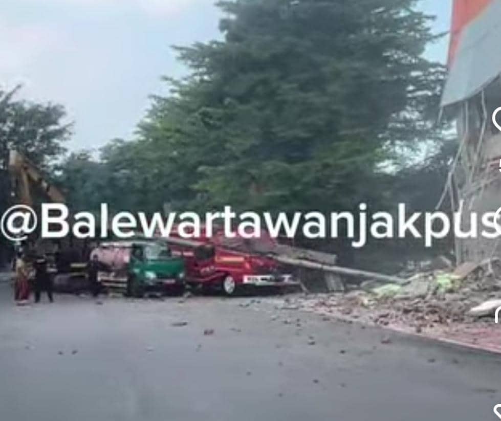 Mobil damkar tertimpa beton/(Instagram @balewartawanjakpus)